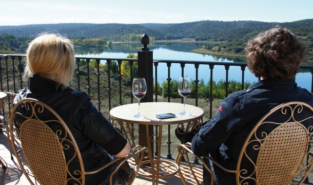 Terraza de los apartamentos con vistas a la laguna del Rey Terraza de los apartamentos con vistas a la laguna del Rey